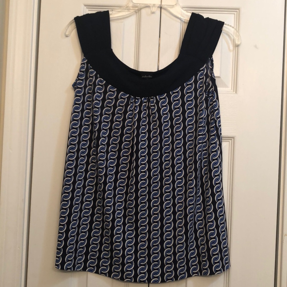 Scoop neck sleeveless blouse